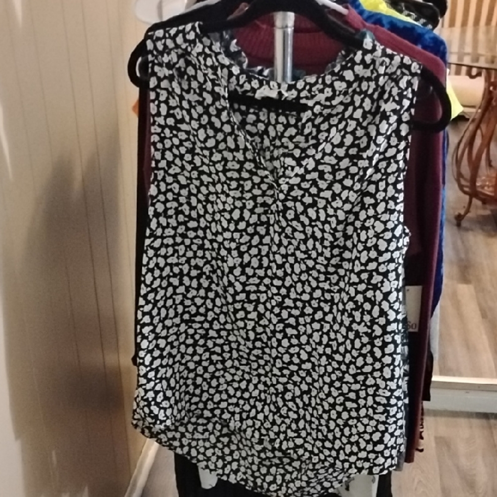 Lila Rose Black and White Sleeveless Blouse